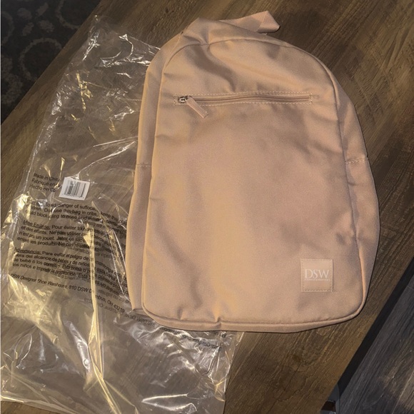 DSW Large Women's Backpack New - Picture 4 of 5